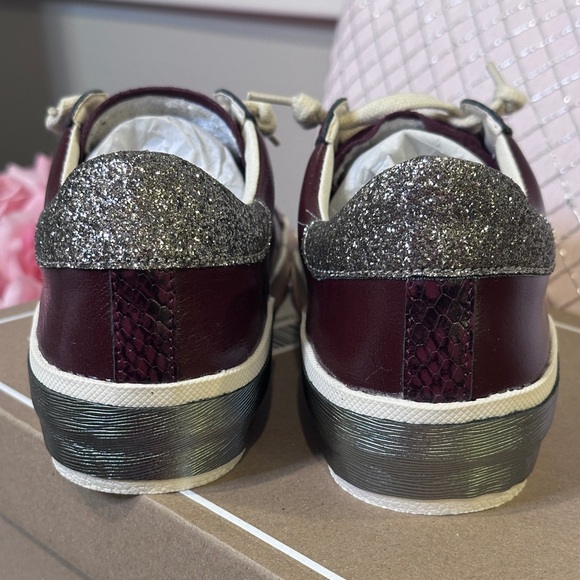 NEW Sz. 7.5 Dolce Vita ZINA Burgundy Crinkle Patent Leather Fashion Sneakers - Picture 3 of 5